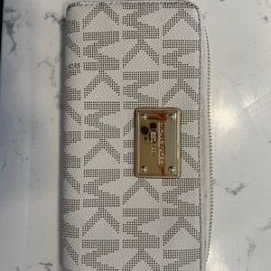 Michael Kors Zip Around Wallet